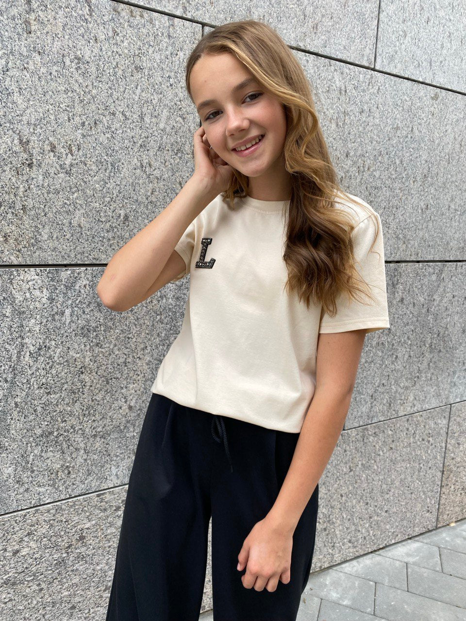 Classic beige t-shirt with "L" for girls and boys - Lemoni Boutique
