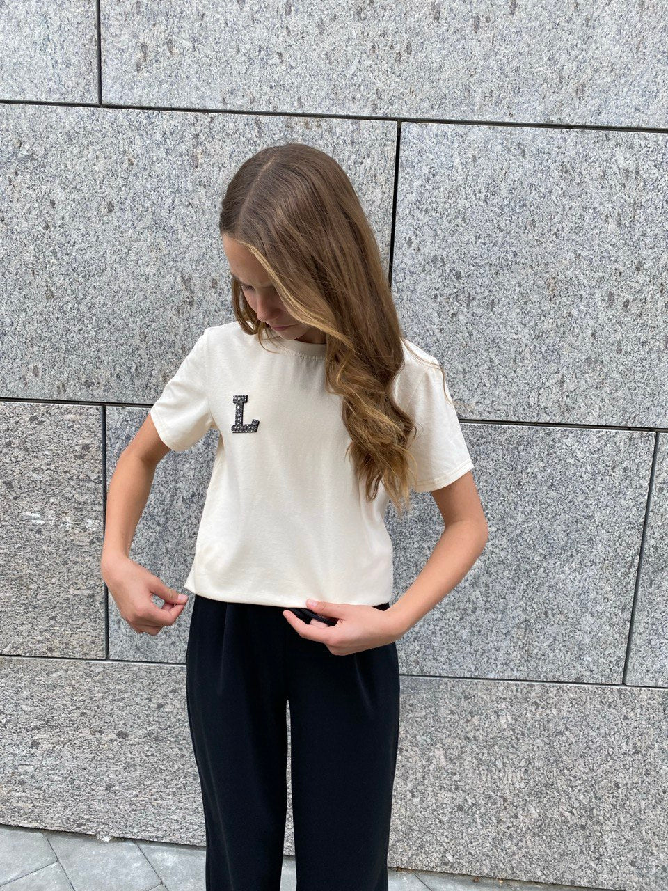 Classic beige t-shirt with "L" for girls and boys - Lemoni Boutique