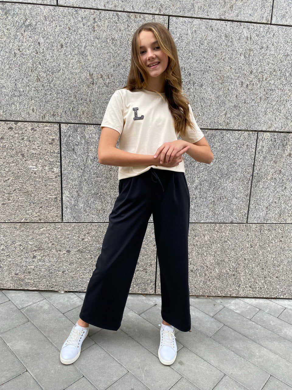 Classic beige t-shirt with "L" for girls and boys - Lemoni Boutique